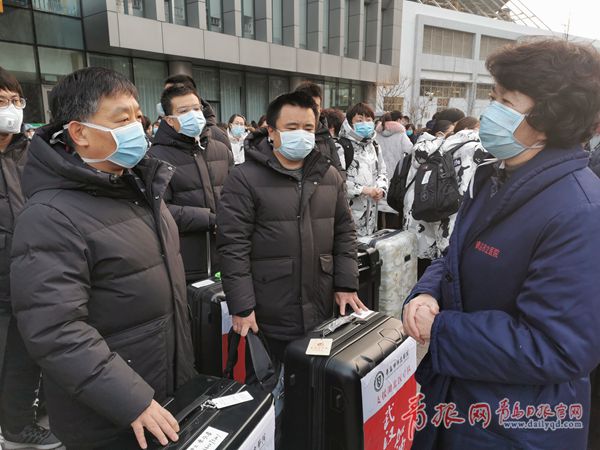 紧急集合！青岛市260名医护人员驰援武汉