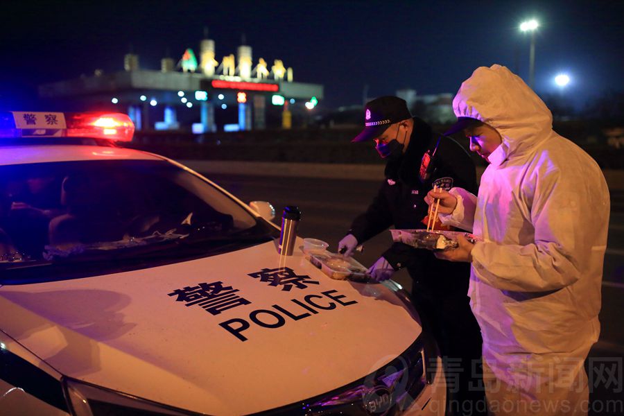 元宵节之夜万家团圆时 疫情防控人员的晚餐