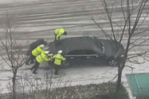 温暖！市民家中看到交警冒雨推车