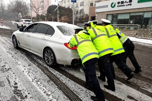 风雪战“疫”！市北交警威海路中队全警上路，坚守一线