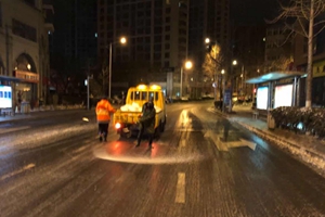 以雪为令 迅速行动 市北区城市管理局昼夜破冰除雪为城市“解冻”