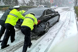 市南交警大队全警全力迎战雪情力保交通