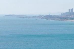 春日暖阳下的碧海蓝天金色沙滩 这就是美丽的青岛海滨