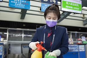 青岛机场严守空中门户，坐飞机到青岛，乘客逐一登记