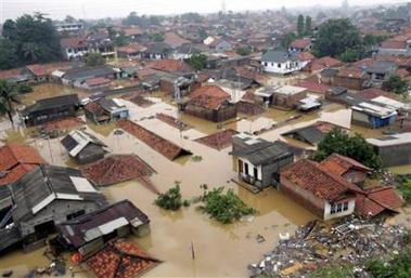 暴雨引发洪水致印尼首都部分地区陷入瘫痪 电力中断