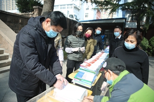 你的课本，我们打包！房产学校教师给学生快递“知识”