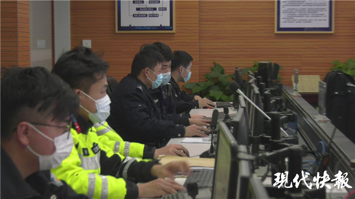 「公园」公园一夜间多出两座新坟 碑上过世时间为2020年9月