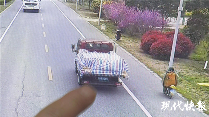 「公园」公园一夜间多出两座新坟 碑上过世时间为2020年9月