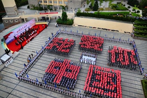 青岛二中致全市中小学“传承英烈精神，争做时代新人”倡议书