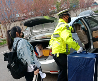 城阳：学生返校复课，交警上路护航