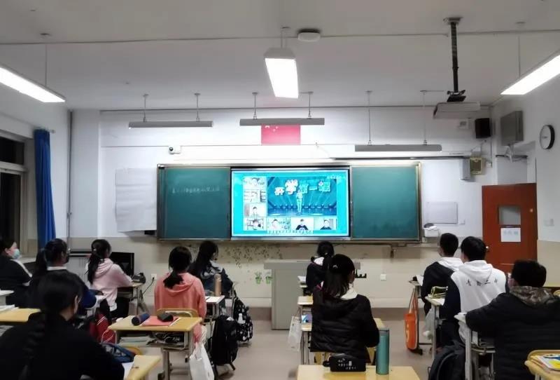 开学了！《开学第一课》在岛城学生中引起热烈反响