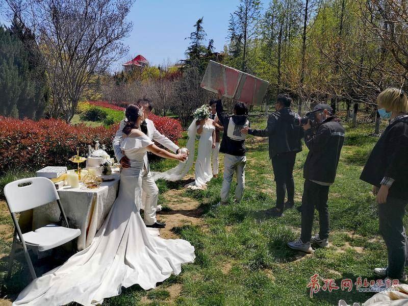 「浪漫」用镜头留下浪漫印记 青岛进入婚纱拍摄季