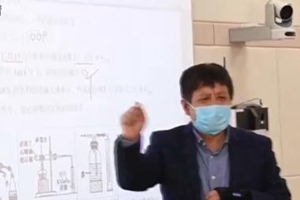 高三老师意外骨折 打绷带给学生上课