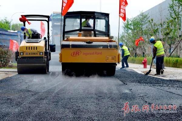 新机场航站区市政道路沥青面层最后摊铺