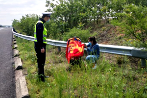 三人推着四个月大婴儿上高速摘槐花 民警都急了