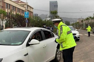 风里雨里只为守护你！李沧交警全力护航初三学子开学日