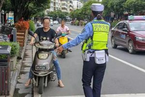 骑电动车不戴头盔到底怎么罚？刚刚，公安部明确了