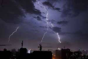 雷雨+9级大风即将送达！今夜起再迎两场，幸好周末......