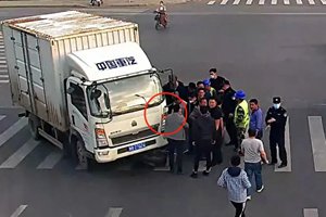 胶州一男子被卷入车底，众人合力抬车！生死救援，超暖！