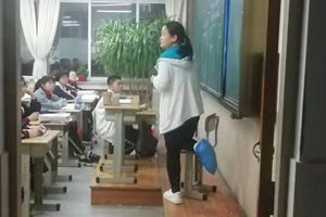 平度一老师因意外受伤单脚站立授课 网友：心疼又感动