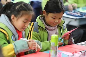 小学生课后校内托管全面恢复 复课首日超三成学生参加托管