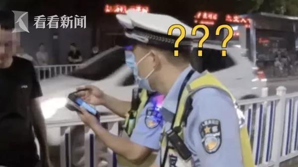 酒驾男子酒驾被交警拦下，当场打电话给领导辞职！网友：是个狠人...?