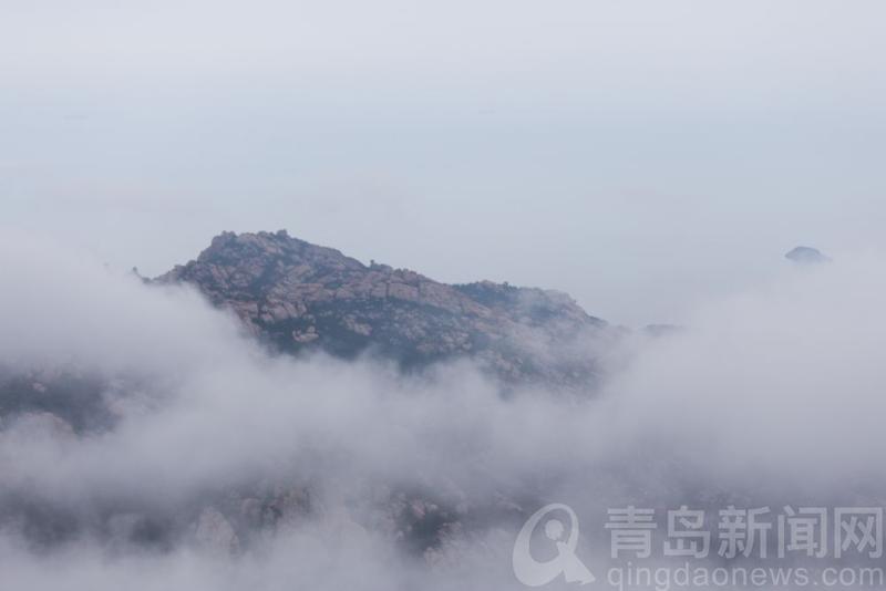 崂山初夏登崂山巨峰 乳白色云雾笼罩 奇峰异景若隐若现