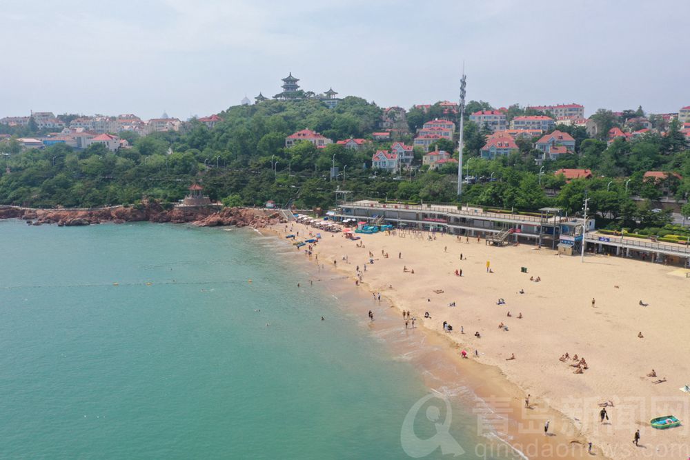 第一海水浴场航拍青岛第一海水浴场 这份惬意才是夏天该有的样子