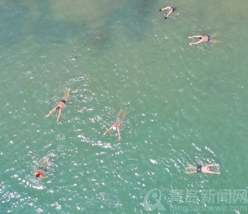 第一海水浴场航拍青岛第一海水浴场 这份惬意才是夏天该有的样子