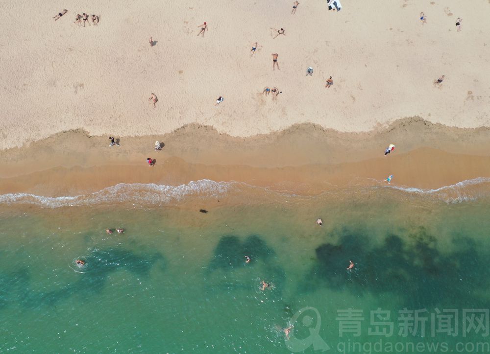 第一海水浴场航拍青岛第一海水浴场 这份惬意才是夏天该有的样子