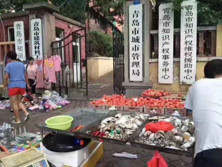 城管青岛市城管局门口摆地摊？官方回应了！
