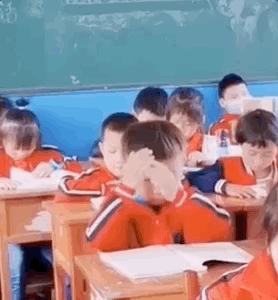 小学生满满的仪式感！小学生实力演绎“把知识装进脑袋”……