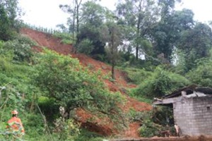 广西强降雨致山体滑坡压垮民房 已造成2人遇难