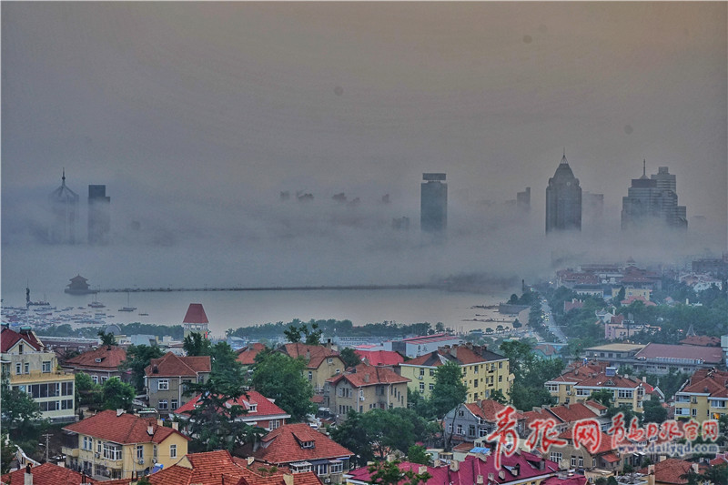 晚霞青岛：晚霞与平流雾争相辉映