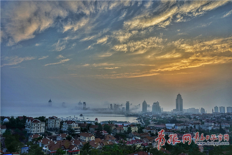 晚霞青岛：晚霞与平流雾争相辉映