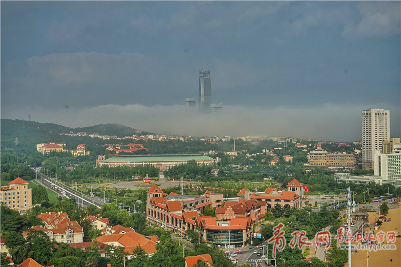 晚霞青岛：晚霞与平流雾争相辉映