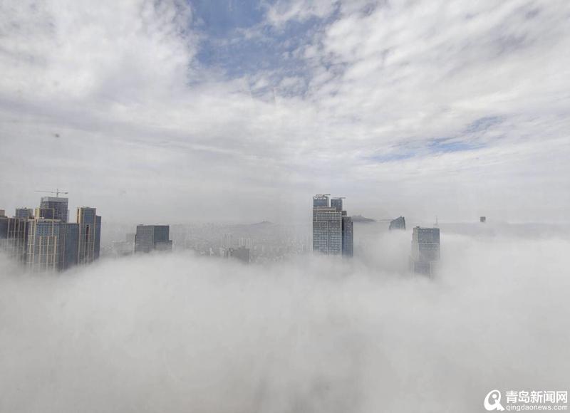 大雾实拍青岛楼宇间浓雾 好似漫步云间“腾云驾雾”