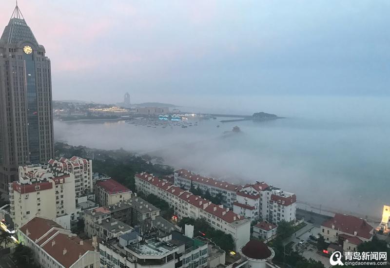 大雾实拍青岛楼宇间浓雾 好似漫步云间“腾云驾雾”