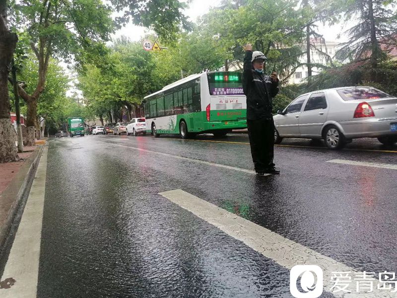 雨天的青岛,被这一抹亮黄色暖到了