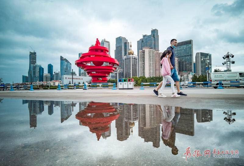 青岛美景换个角度看青岛 雨后沿海一线“倾倒”游人