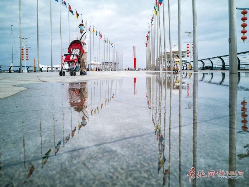 青岛美景换个角度看青岛 雨后沿海一线“倾倒”游人