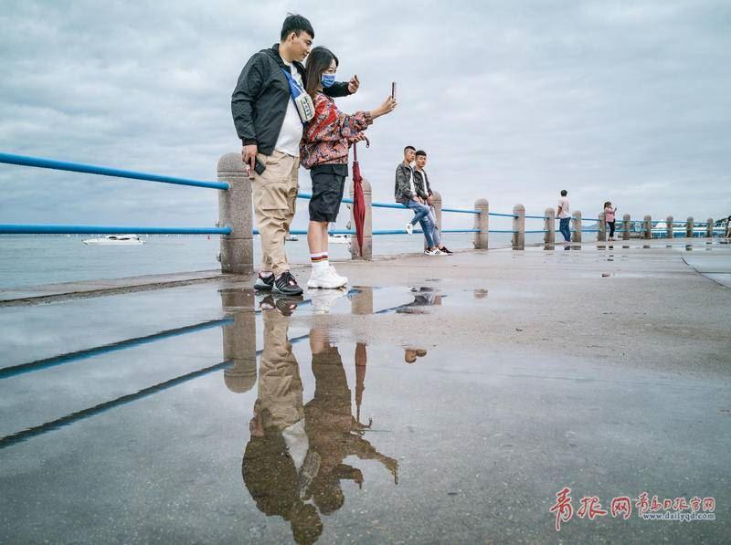 青岛美景换个角度看青岛 雨后沿海一线“倾倒”游人