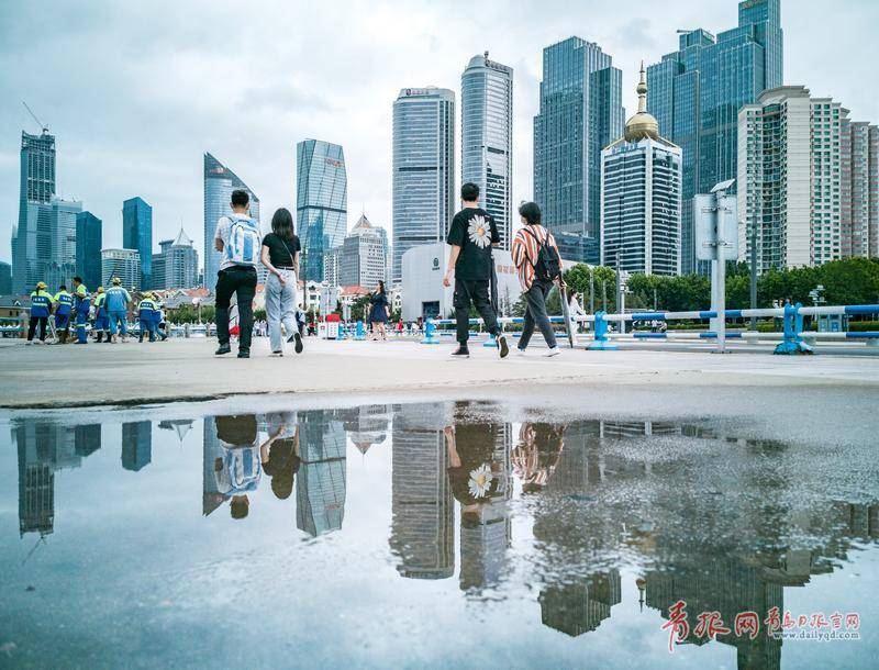 青岛美景换个角度看青岛 雨后沿海一线“倾倒”游人