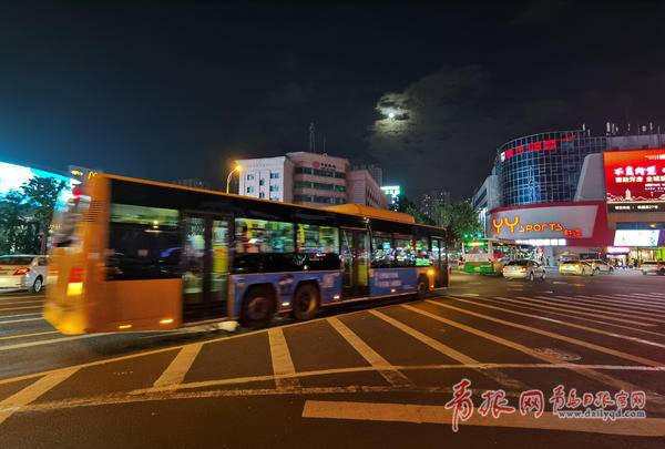 青岛青岛公交末车延时首周：镜头记录流动的烟火气