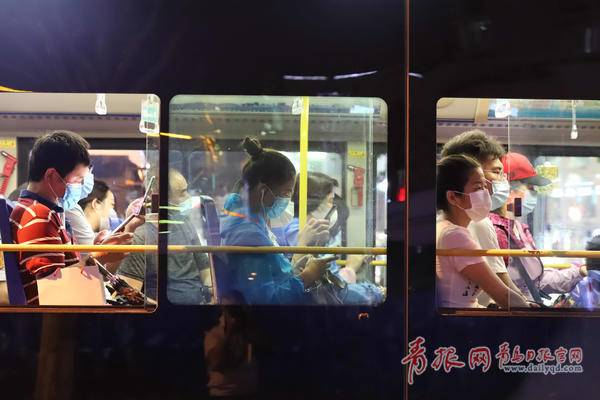 青岛青岛公交末车延时首周：镜头记录流动的烟火气