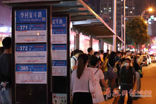 青岛青岛公交末车延时首周：镜头记录流动的烟火气