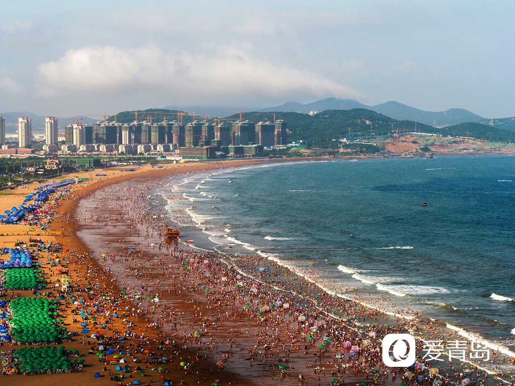 夏日的金沙滩海水浴场 摄影:左修国