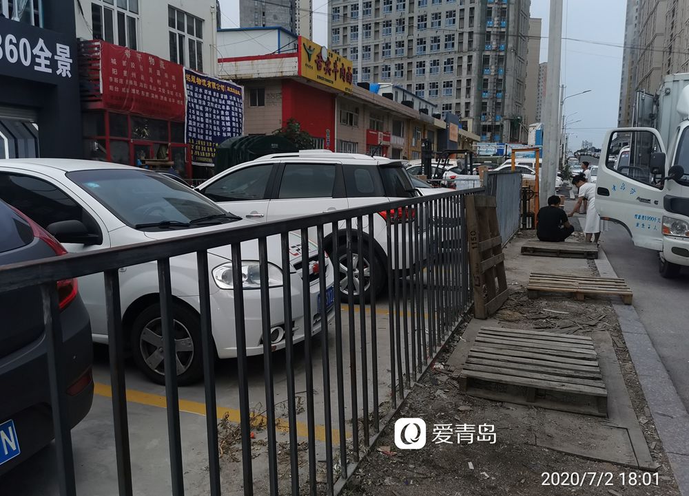 爱青岛·我要说|德兴路没有人行道?行人无奈与车争道