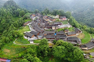 大山，苗寨，小康路