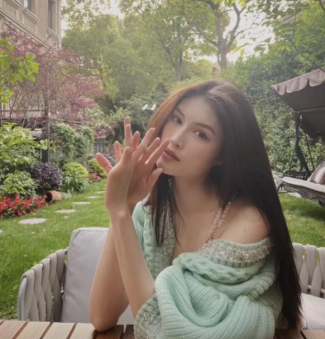 何穗|何穗秀美照意外曝光上亿豪宅 欧式洋房自带小花园